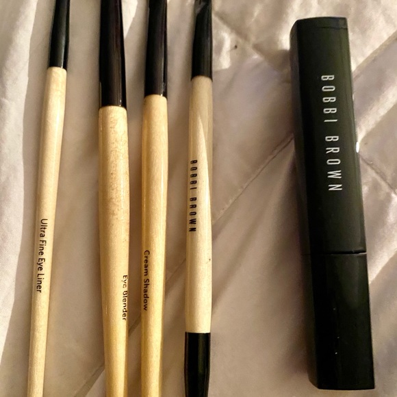 Bobbi Brown makeup brushes, set of 4 and a surprise brush I’ll add in. - Picture 3 of 3